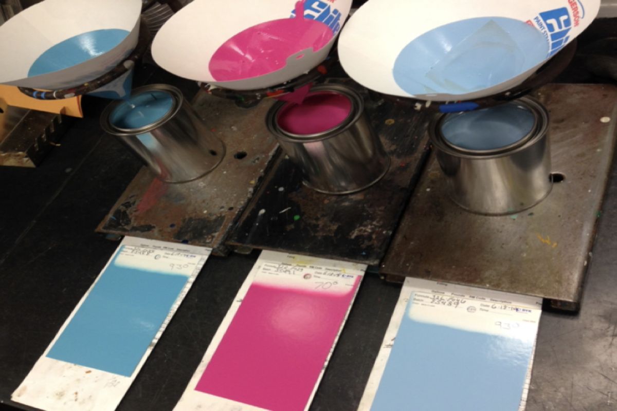 Comparing paint mixtures to color samples